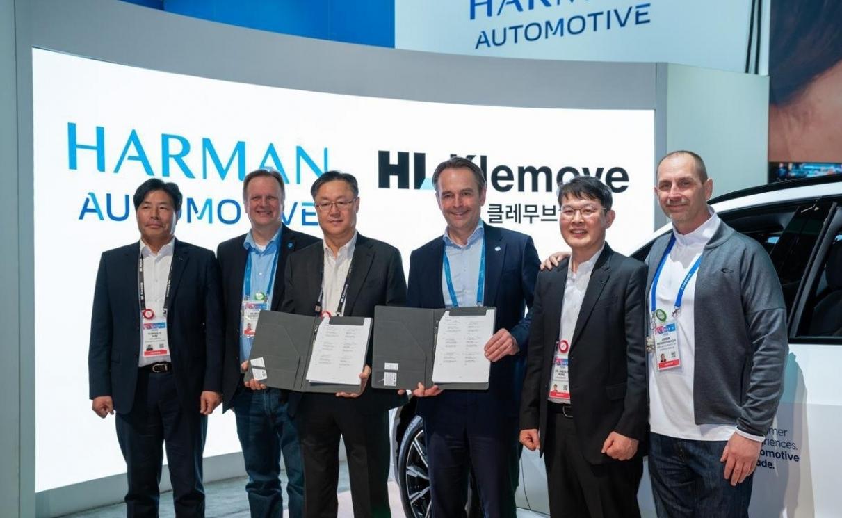 Photo__Yoon_pal_joo__CEO_of_HL_Klemove__third_from_left___and_Christian_Sobottka__President_of_Harma.jpg